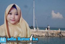Terkendala Jaringan, Mahasiswa Gili Raja Kerjakan UAS di Dermaga
