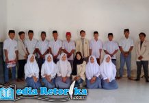 Suasana Foto Bersama Relawan PMB Bersama Siswa-siswi Sabilul Huda, Gadu, Barat, Ganding