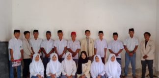 Suasana Foto Bersama Relawan PMB Bersama Siswa-siswi Sabilul Huda, Gadu, Barat, Ganding