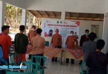 Tiga Peserta KKN STKIP, Tutup Kegiatannya dengan Diskusi Kepemudaan dan Bakti Sosial