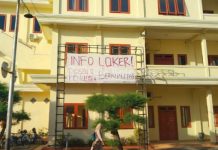 Terpampang Baliho di Depan Gedung STKIP, Pimpinan Diam Saja