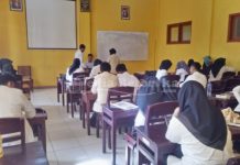 Waka 1 Bidang Akademik Himbau Mahasiswa Serius Ikuti UAS Antusias: Mahasiswa PBSI STKIP PGRI Sumenep mengikuti Ujian Akhir Semester (UAS) di kelas. Pada Rabu (11/01/23). (Syafi'/mediaretorika.com).