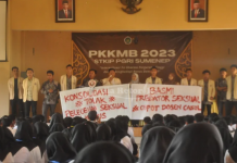BERAPI-API: Pengurus BEM dan Mahasiswa Baru saat bacakan 3 poin penolakan terhadap pelecehan seksual di kampus STKIP PGRI Sumenep, Hari Selasa, 12/09/2023 (mediaretorika.com)
