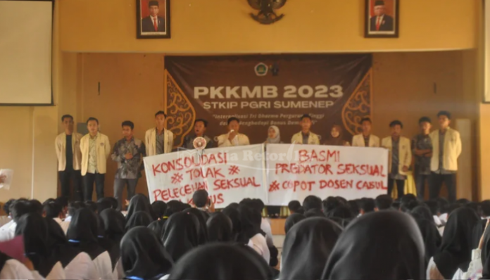 BERAPI-API: Pengurus BEM dan Mahasiswa Baru saat bacakan 3 poin penolakan terhadap pelecehan seksual di kampus STKIP PGRI Sumenep, Hari Selasa, 12/09/2023 (mediaretorika.com)