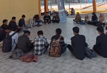 SEMANGAT: Anggota dan Calon Anggota UKM PI menggelar diskusi tentang bonus demografi pada Selasa (24/10). (Zainuddin/mediaretorika.com)