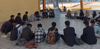 SEMANGAT: Anggota dan Calon Anggota UKM PI menggelar diskusi tentang bonus demografi pada Selasa (24/10). (Zainuddin/mediaretorika.com)