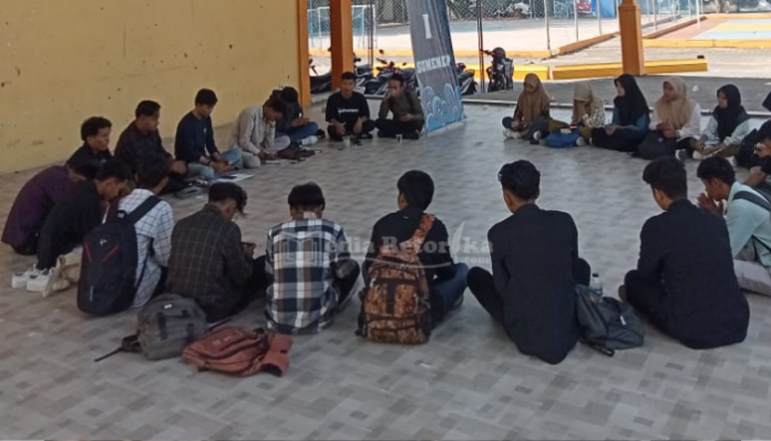 SEMANGAT: Anggota dan Calon Anggota UKM PI menggelar diskusi tentang bonus demografi pada Selasa (24/10). (Zainuddin/mediaretorika.com)