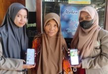 KKN Posko 20 STKIP PGRI Sumenep, Perluas Pemasaran Pelaku UMKM Di Desa Cenlecen Pamekasan BAHAGIA: Tampak foto bersama Mahasiswa KKN Posko 20 STKIP PGRI Sumenep dengan ibu pelaku UMKM.