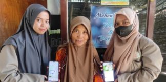 BAHAGIA: Tampak foto bersama Mahasiswa KKN Posko 20 STKIP PGRI Sumenep dengan ibu pelaku UMKM.